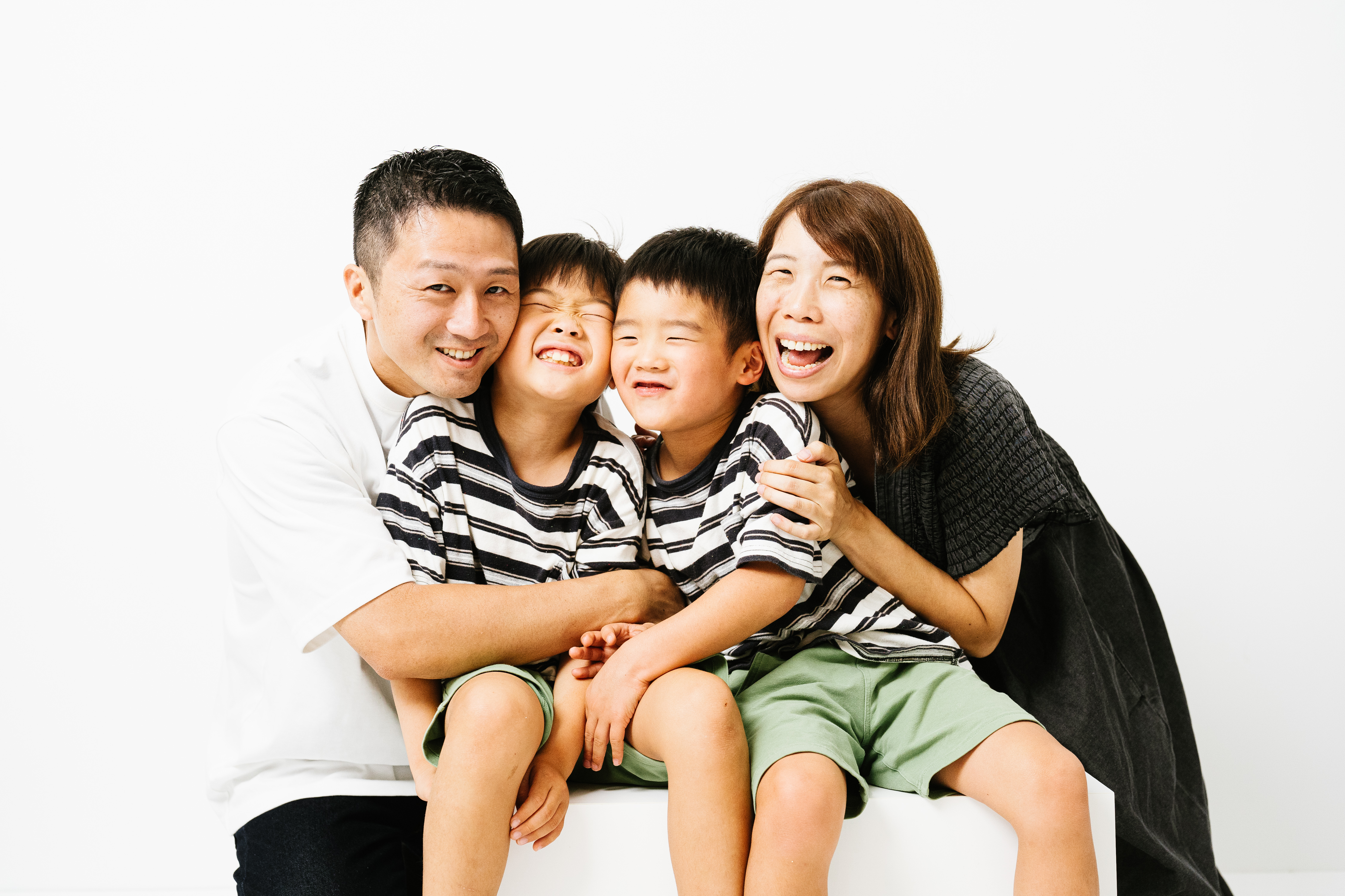 家族4人が寄り添い、笑顔を見せる前回の撮影会の写真
